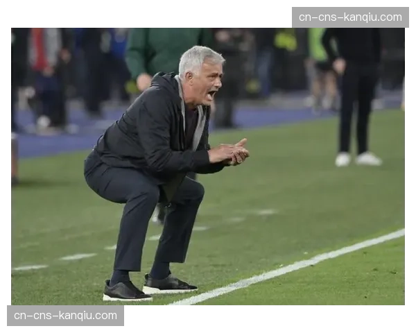 特写：替补席上的穆里尼奥，凝神注视场上局势